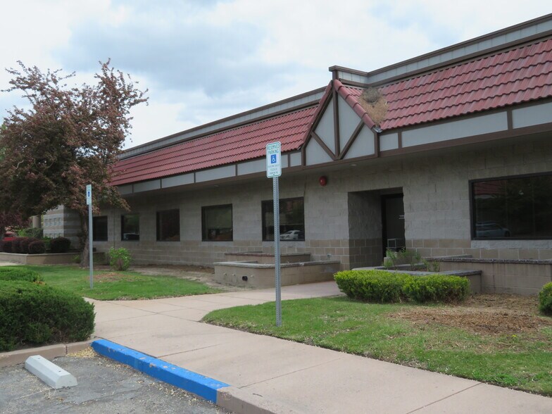 123 W Nye Ln, Carson City, NV à louer - Photo du bâtiment - Image 3 de 12