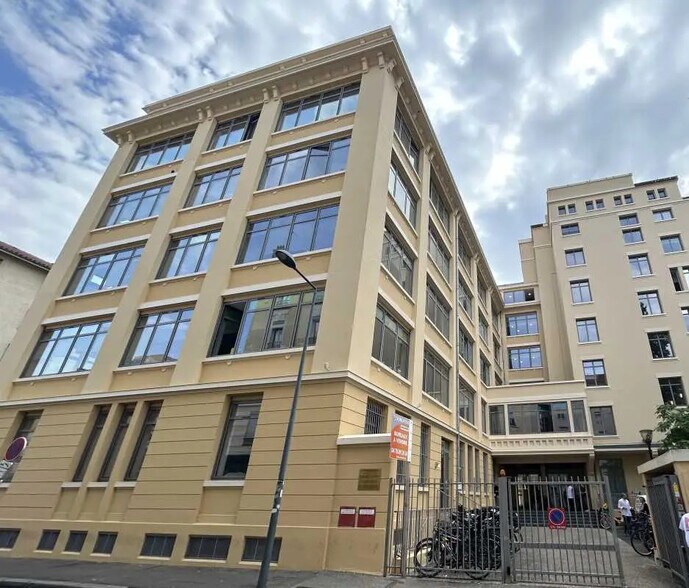 Office in Villeurbanne for sale - Building Photo - Image 1 of 11