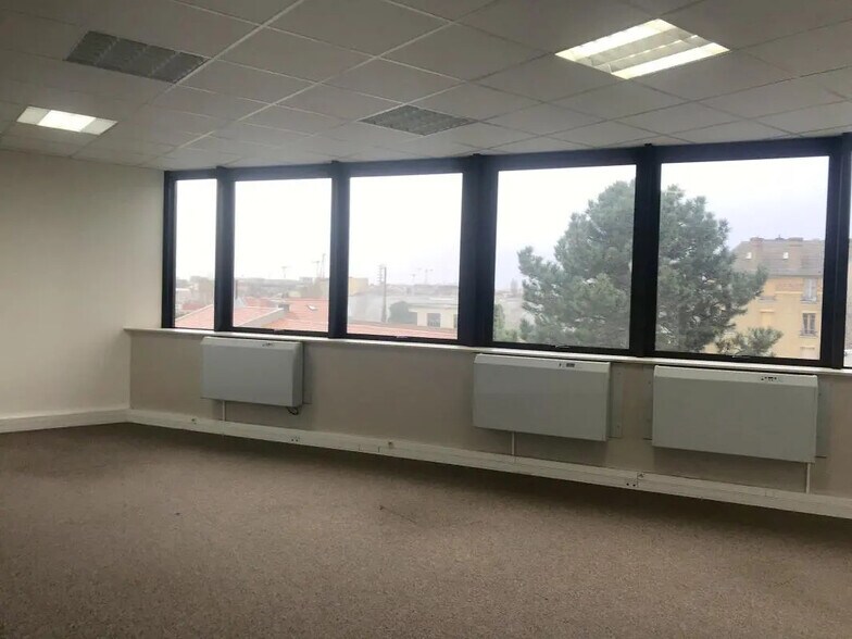 Office in Argenteuil for lease - Interior Photo - Image 3 of 7