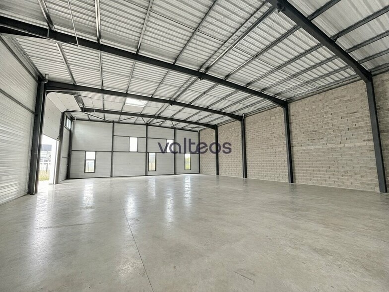 Flex in Seysses for lease - Interior Photo - Image 2 of 7