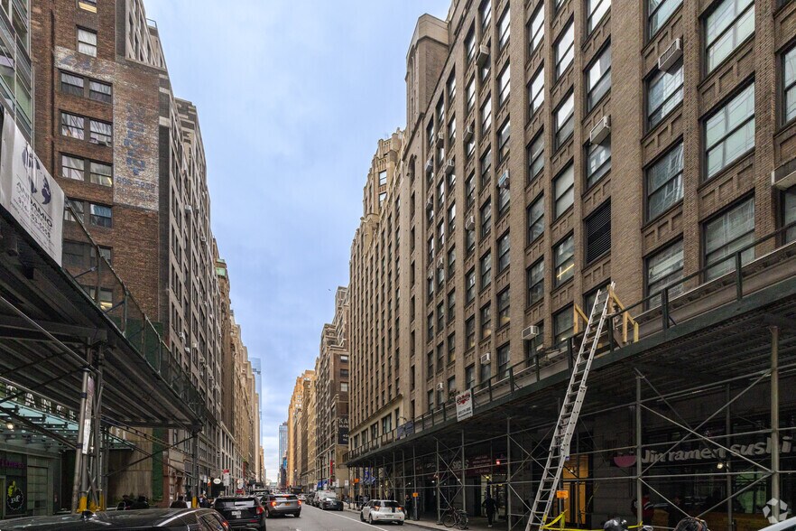 223-225 W 35th St, New York, NY à louer - Photo du bâtiment - Image 2 de 7