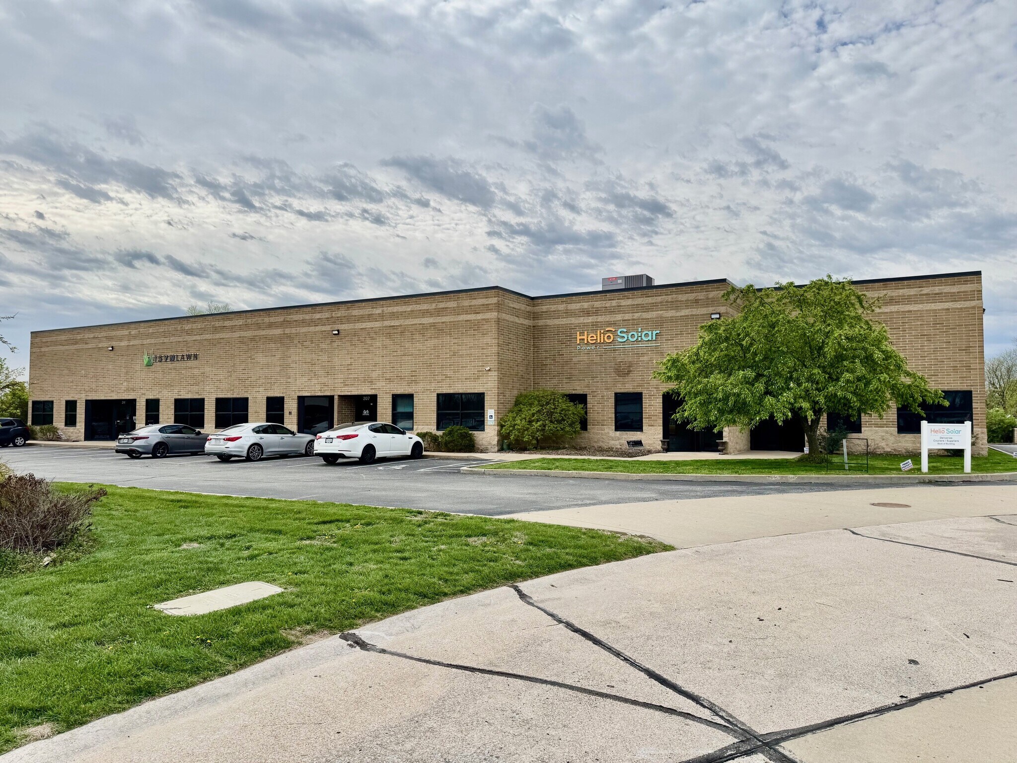 201-205 Hughes Ln, Saint Charles, MO for lease Primary Photo- Image 1 of 15