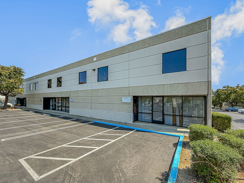 2360 E Sturgis Rd, Oxnard, CA à vendre - Photo du bâtiment - Image 2 de 17