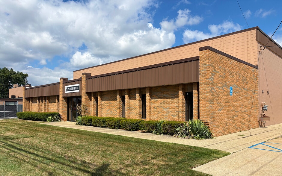 16129 Common Rd, Roseville, MI for lease - Primary Photo - Image 1 of 8