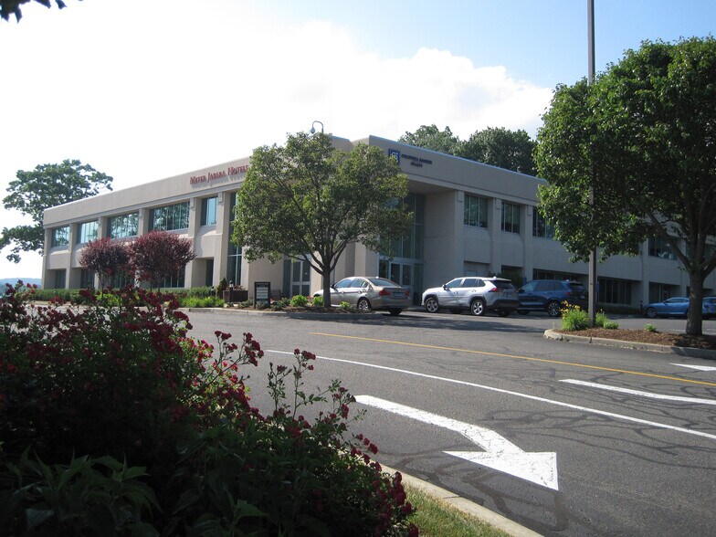 7 Kenosia Ave, Danbury, CT à louer - Photo du bâtiment - Image 3 de 14