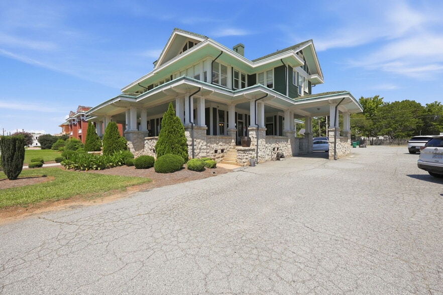 1100 N Main St, High Point, NC à vendre - Photo du bâtiment - Image 3 de 57