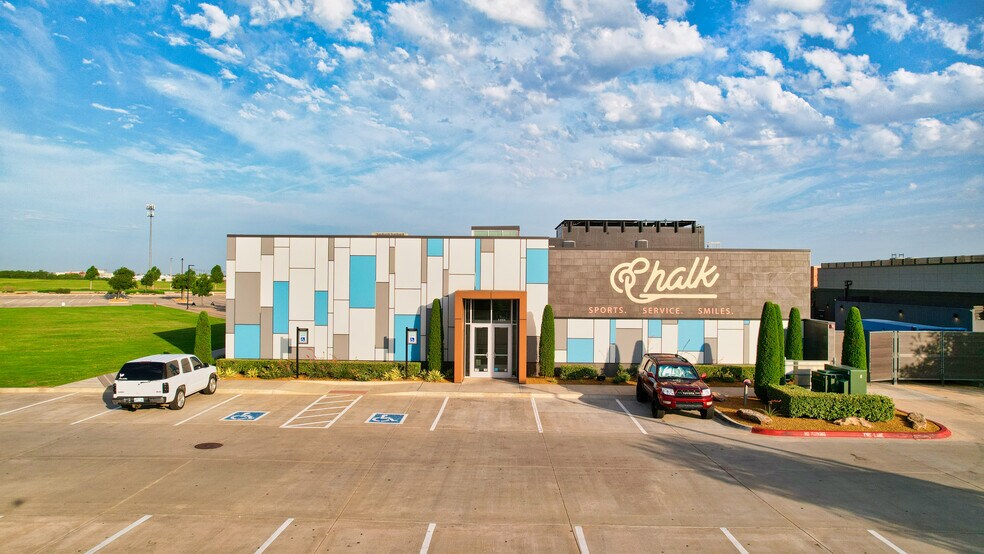 1324 W Memorial Rd, Oklahoma City, OK à louer - Photo du bâtiment - Image 2 de 7