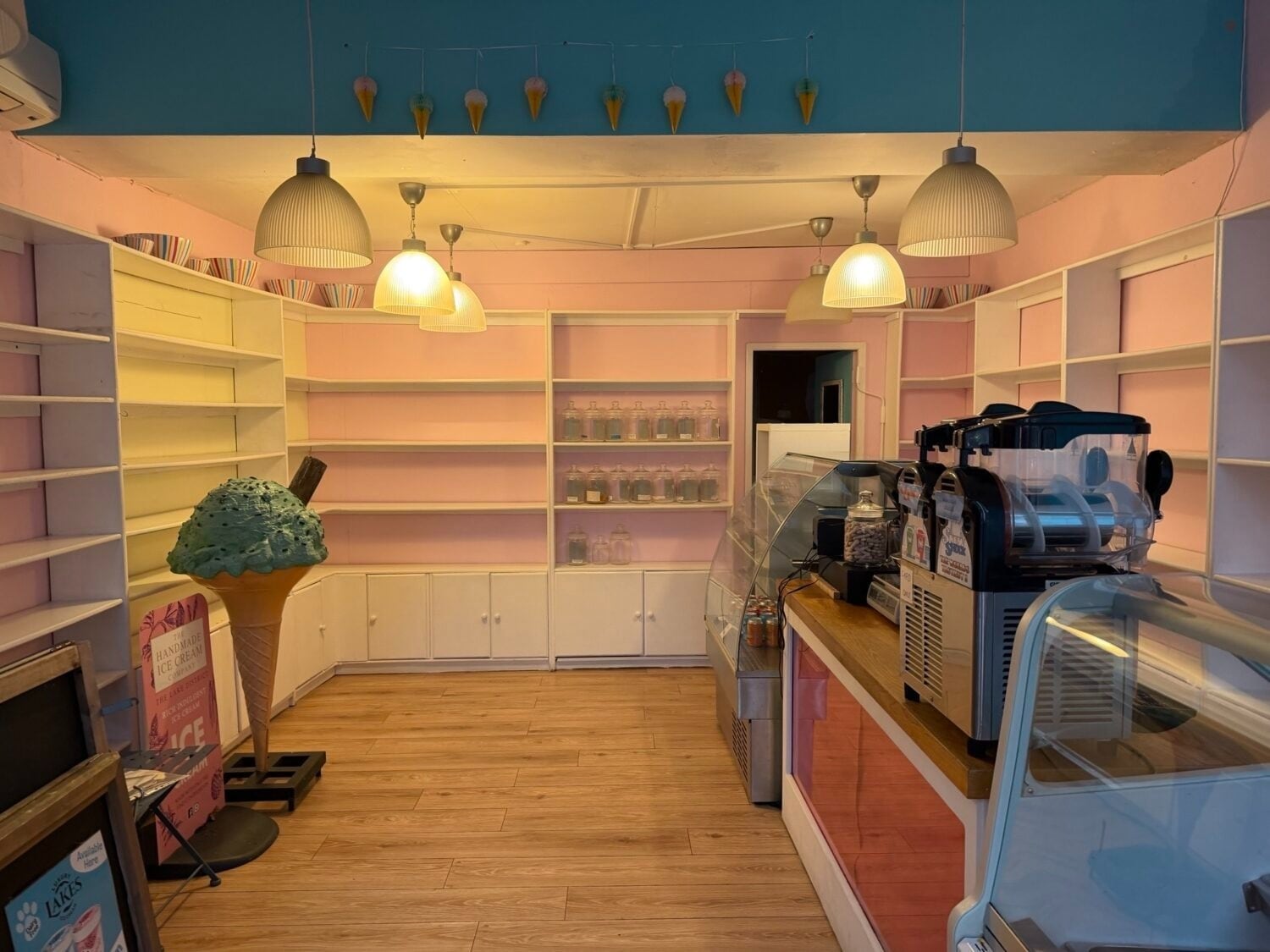 12 Crescent Rd, Windermere for lease Interior Photo- Image 1 of 3