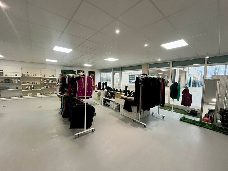 Retail in Velleron for lease - Interior Photo - Image 3 of 4