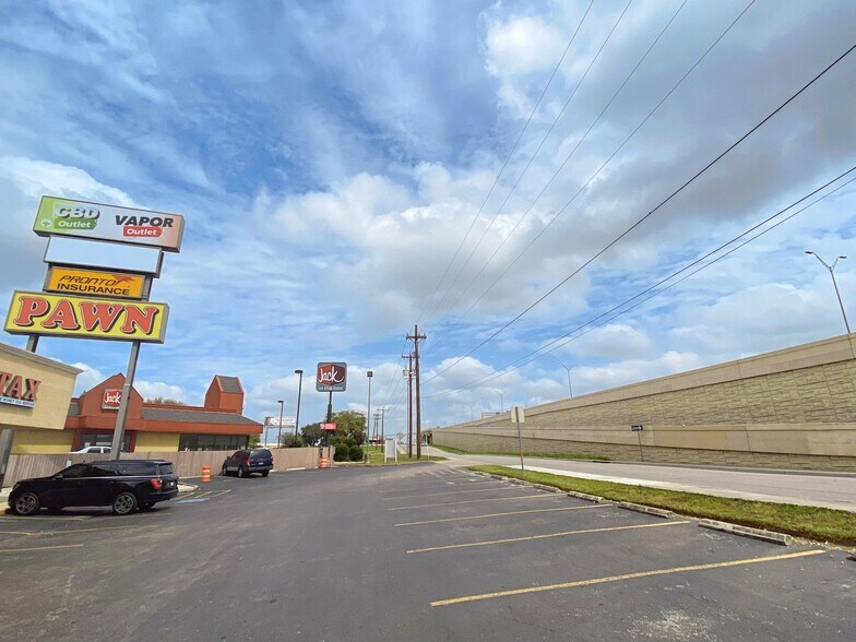6407-6413 NW Loop 410, San Antonio, TX à louer - Photo du bâtiment - Image 3 de 7