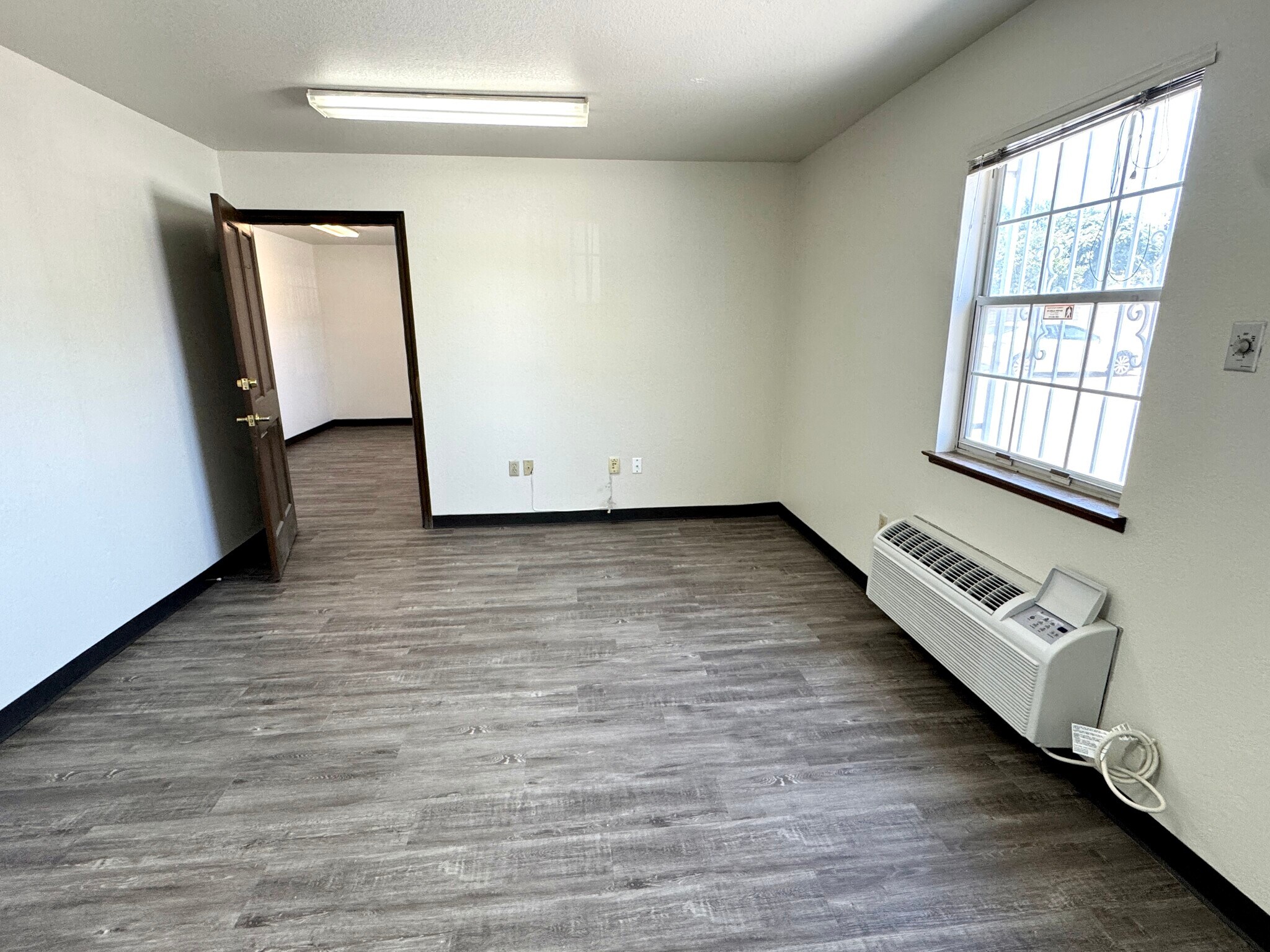 2045 E Ashlan Ave, Fresno, CA à vendre Photo du bâtiment- Image 1 de 1