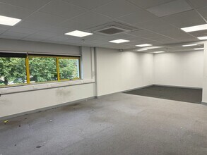 C5 West Ml, Gravesend for lease Interior Photo- Image 1 of 5