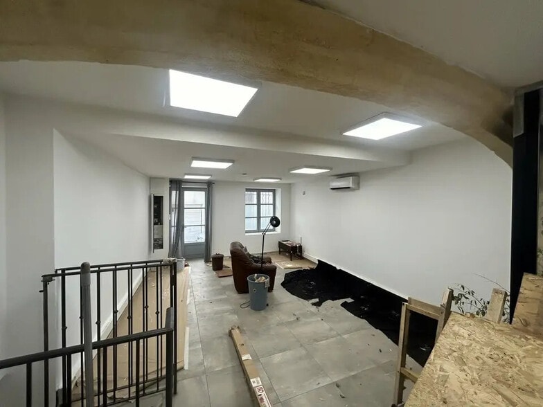 Office in Avignon for lease - Interior Photo - Image 1 of 7