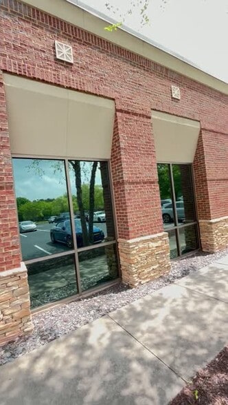 4245 Johns Creek Pky, Suwanee, GA à vendre - Vidéo sur l’inscription commerciale - Image 2 de 20