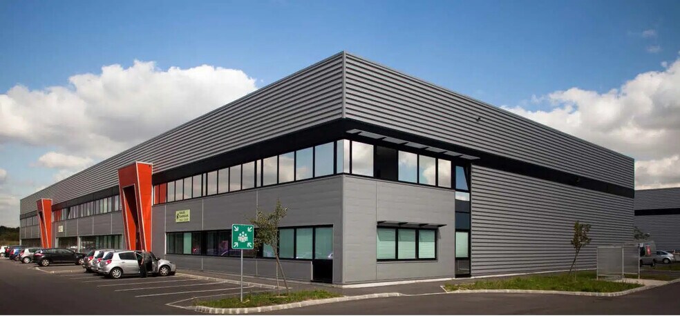 Industrial in Moissy-Cramayel for lease - Building Photo - Image 1 of 20