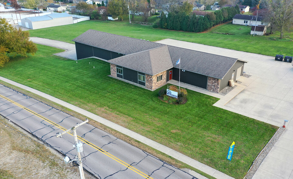 405 W Chicago St, Syracuse, IN for sale - Building Photo - Image 1 of 1