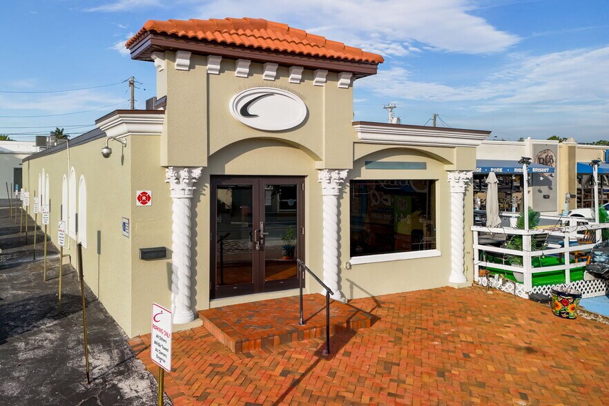 1213 SE 47th Ter, Cape Coral, FL à vendre - Photo du bâtiment - Image 2 de 38