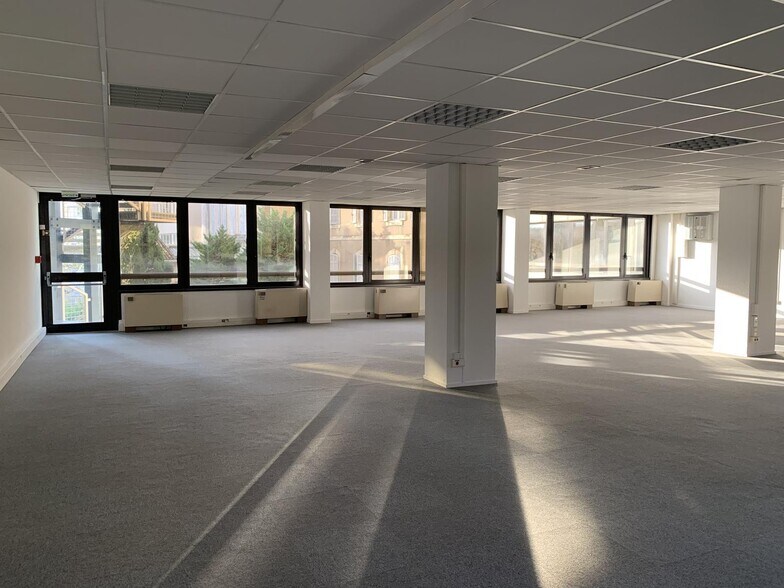 Office in Marseille for lease - Interior Photo - Image 3 of 6