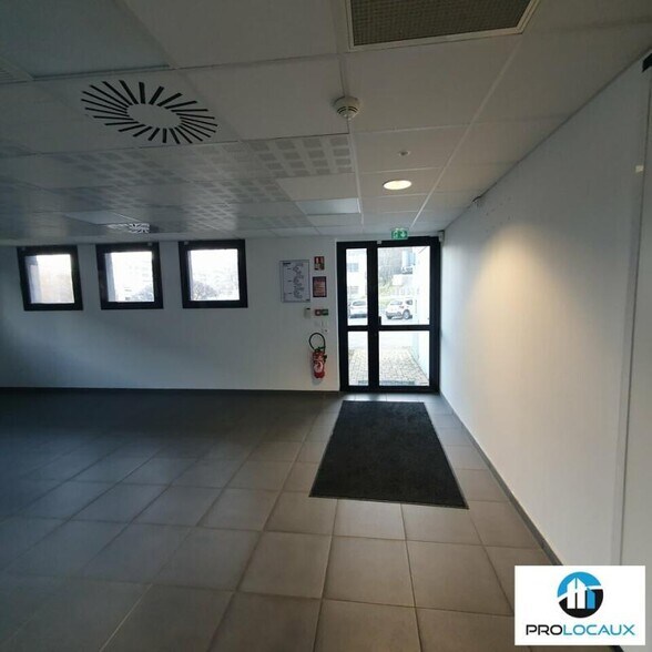 Bureau dans Sassenage à louer - Hall d’entrée - Image 2 de 12