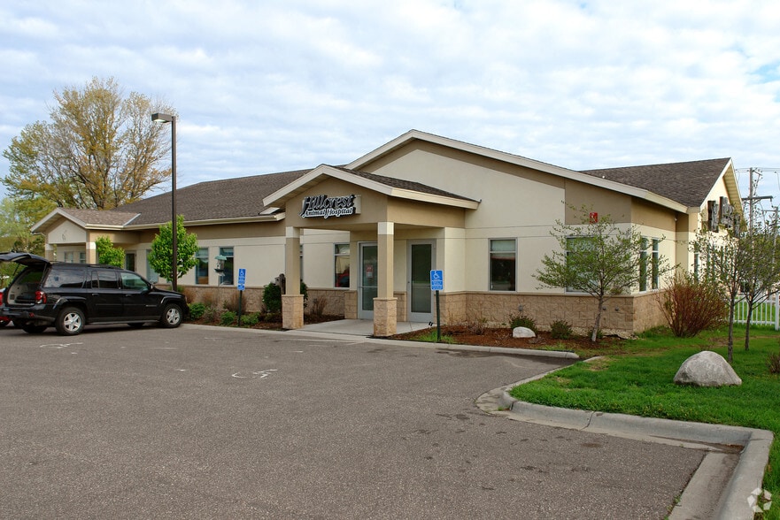1320 County Road D E, Maplewood, MN à vendre - Photo du bâtiment - Image 2 de 3