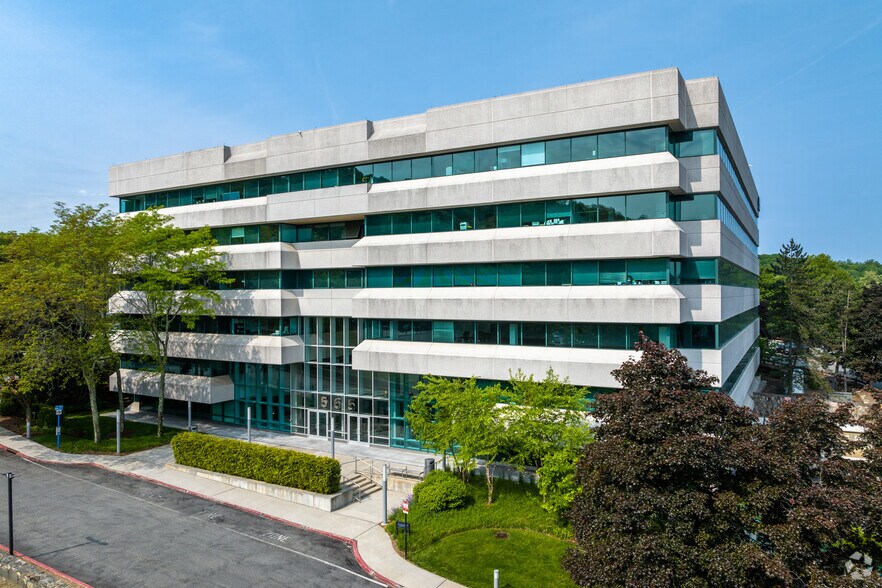 565 Taxter Rd, Elmsford, NY à louer - Photo du bâtiment - Image 1 de 19