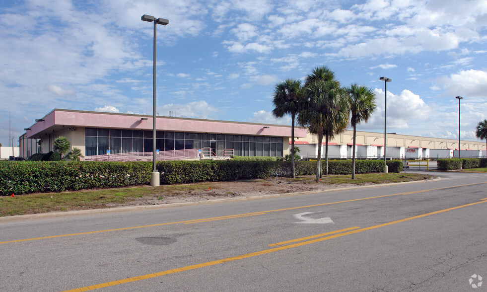 7475 Chancellor Dr, Orlando, FL for lease - Primary Photo - Image 1 of 4