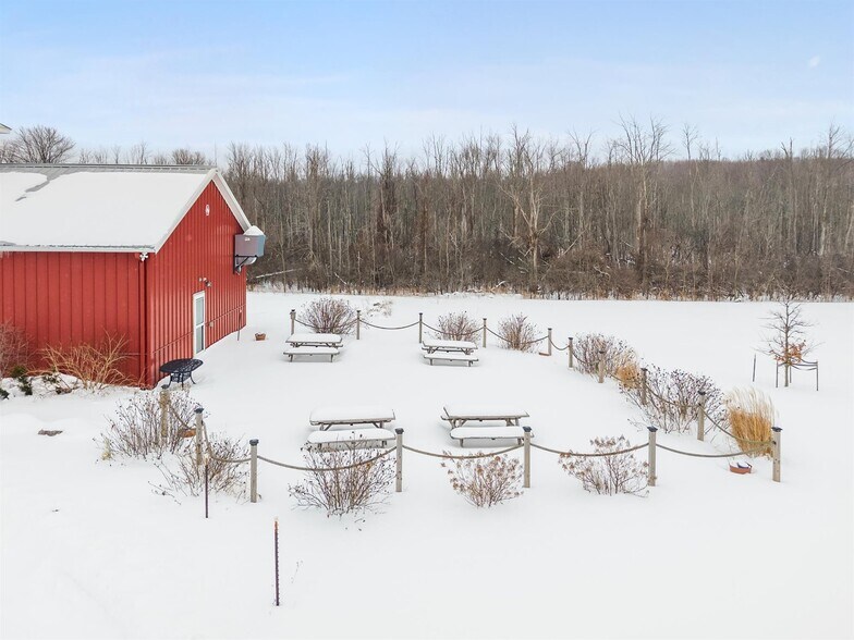 4504 Bussey Rd, Syracuse, NY à vendre - Photo du bâtiment - Image 2 de 43