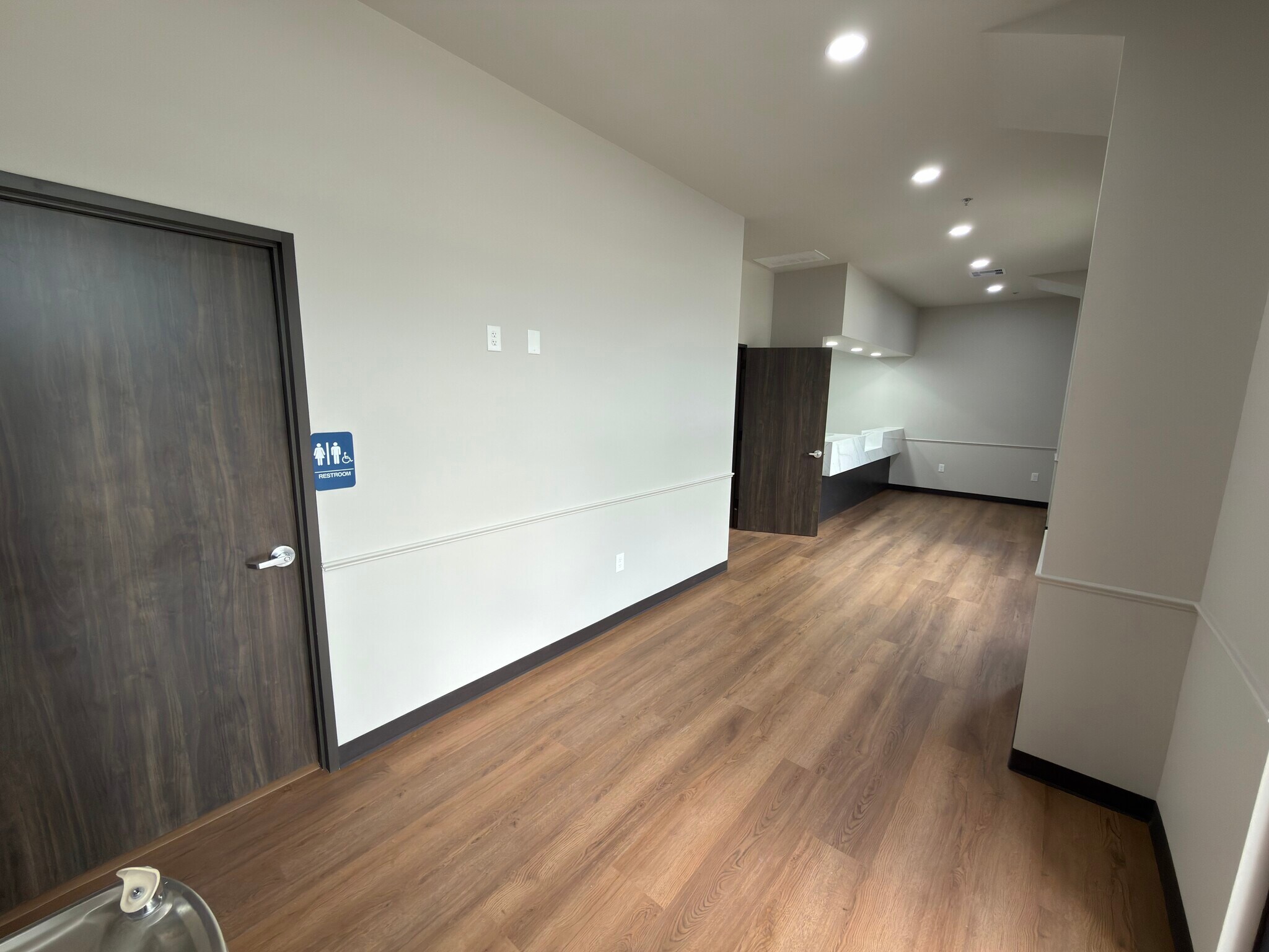 1311 W Parkwood Ave, Friendswood, TX for lease Interior Photo- Image 1 of 28