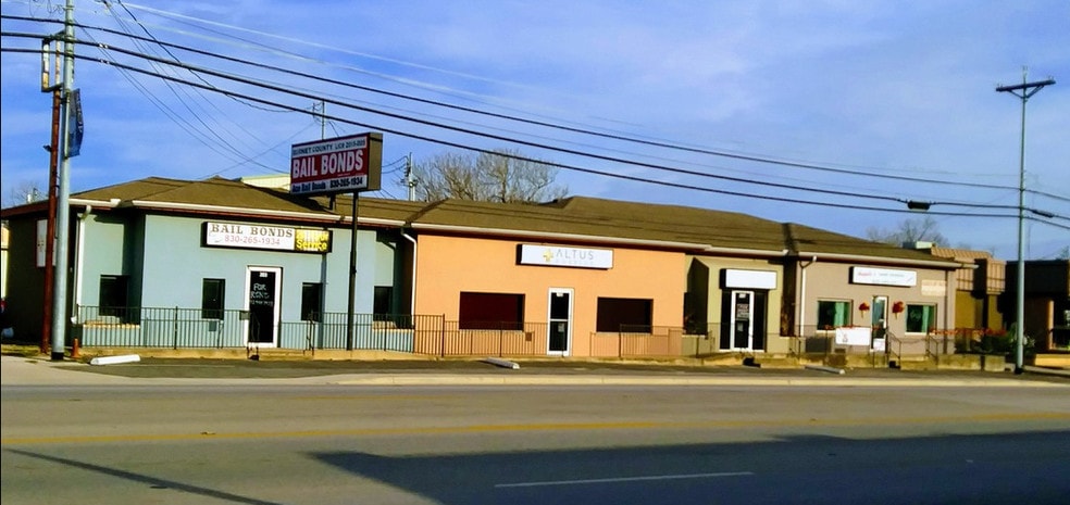 203-209 S Water St, Burnet, TX for lease - Building Photo - Image 2 of 7