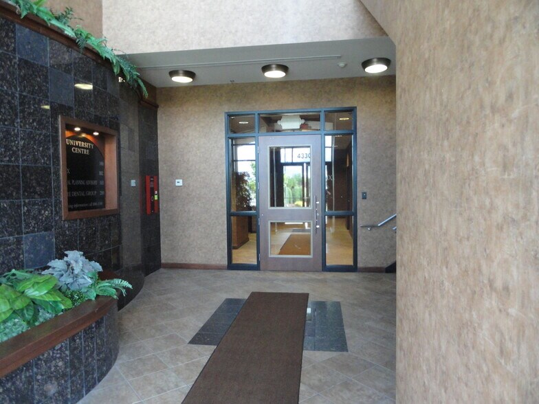 4330 Maple Rd, Buffalo, NY à louer - Photo du bâtiment - Image 3 de 6