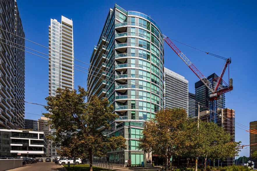 150 Roehampton Ave, Toronto, ON à vendre - Photo du bâtiment - Image 3 de 22