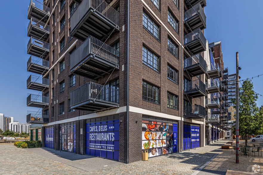 78 Orchard Pl, London for lease - Building Photo - Image 3 of 4