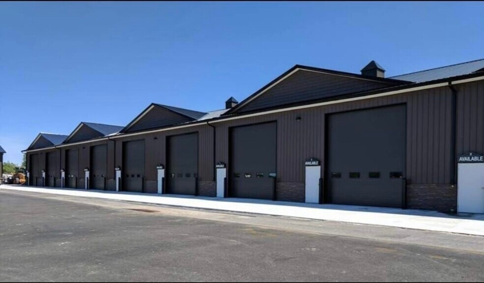 5900 Plastermill Rd, Farmington, NY à louer - Photo du bâtiment - Image 2 de 6