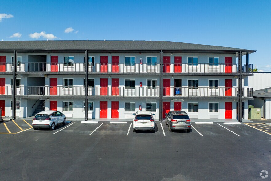 4736-4740 W Irlo Bronson Memorial Hwy portefeuille de 2 propriétés à vendre sur LoopNet.ca - Photo du bâtiment - Image 3 de 18