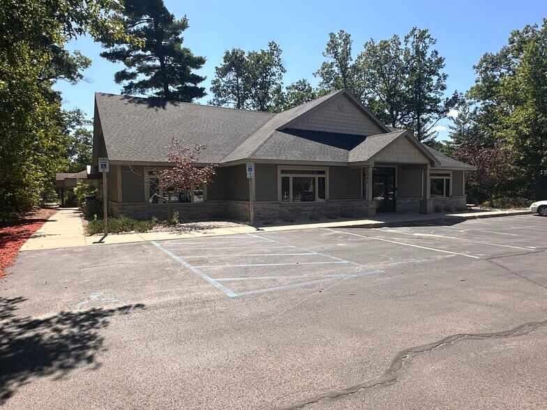 1764 Forest Ridge Dr, Traverse City, MI à louer - Photo du bâtiment - Image 2 de 25