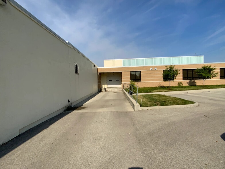 211 Sylvania Ave, Toledo, OH for lease - Building Photo - Image 3 of 12