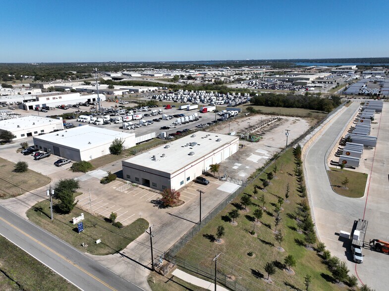 4901 Parker Henderson Rd, Fort Worth, TX à louer - Photo du bâtiment - Image 2 de 19