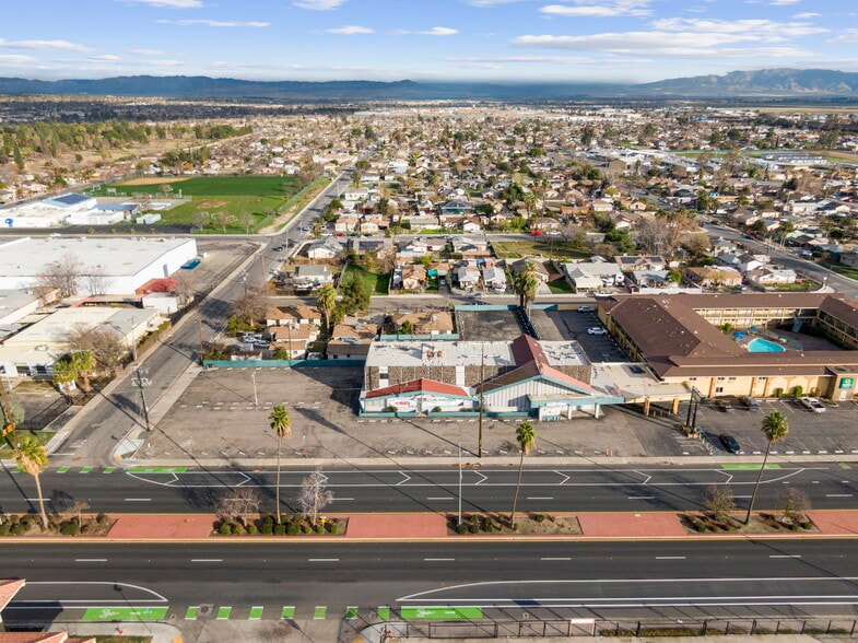 276 Union Ave, Bakersfield, CA for sale - Aerial - Image 3 of 16