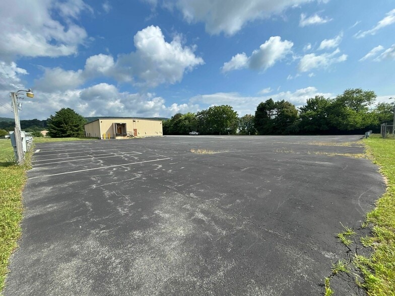 27 Feick Industrial Dr, Hamburg, PA for lease - Building Photo - Image 3 of 3