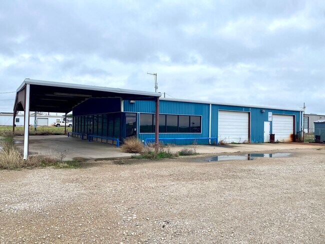 Plus de détails pour 902 S Main St, Jacksboro, TX - Industriel à louer