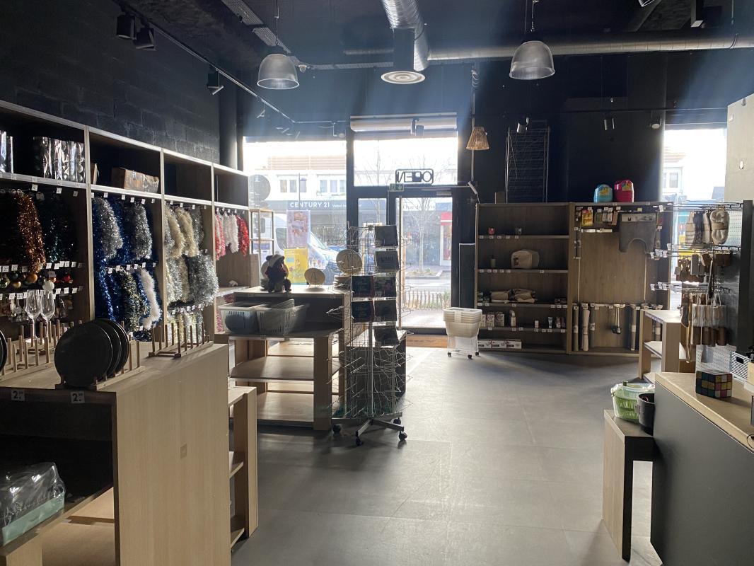 Retail in Joinville-le-Pont for lease Interior Photo- Image 1 of 9