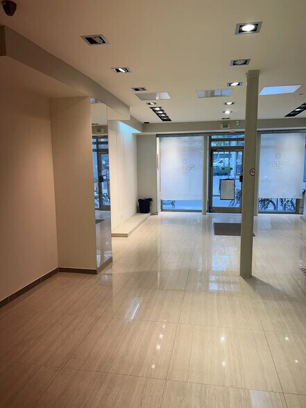 Retail in Paris for sale - Building Photo - Image 1 of 4