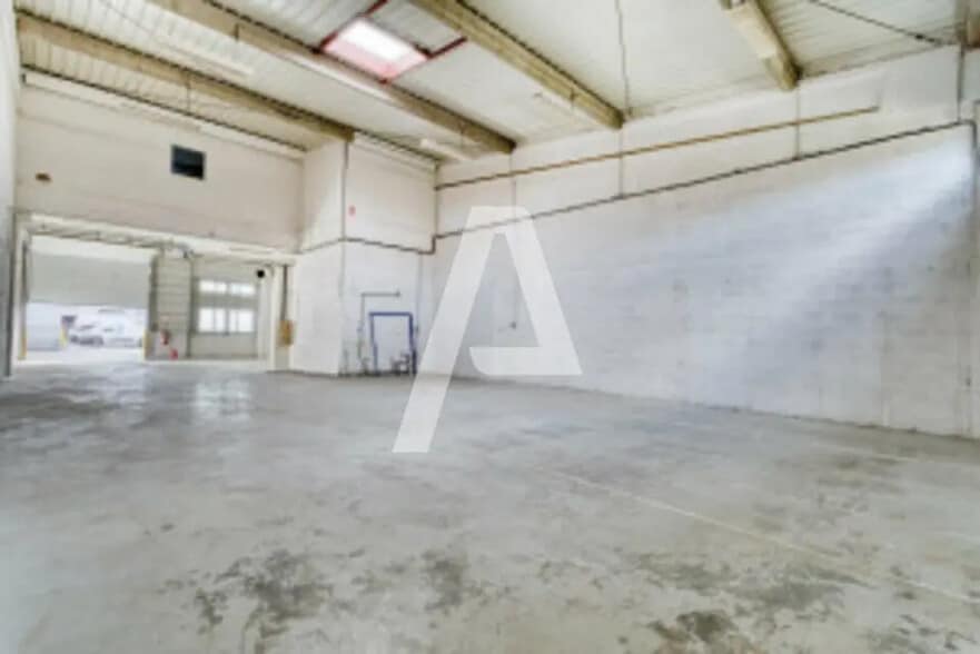 Flex in Vitry-sur-Seine for lease - Interior Photo - Image 1 of 7