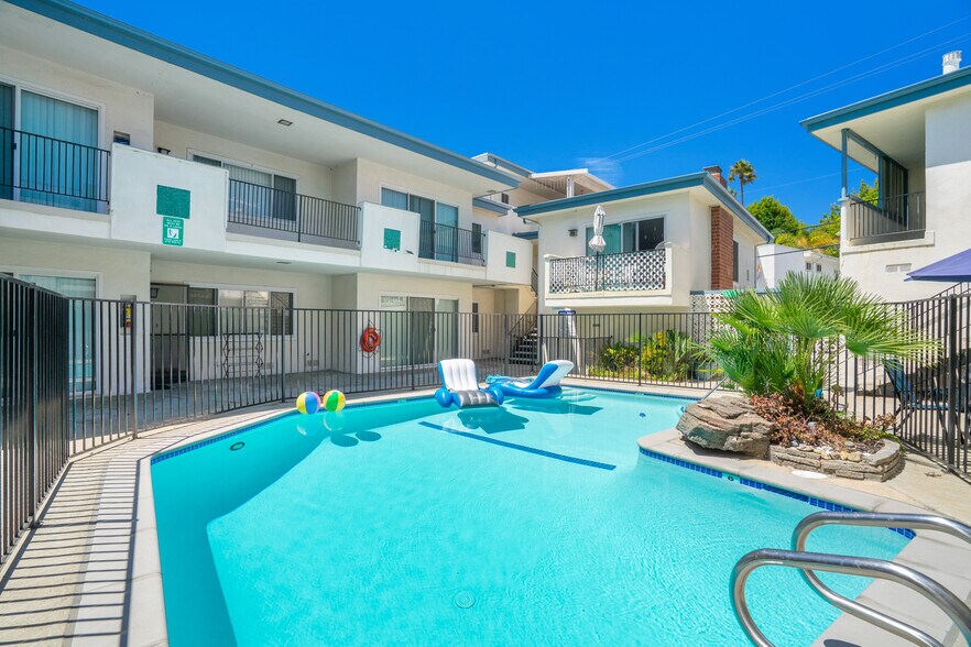 7749-7755 Saint Bernard St, Playa Del Rey, CA à vendre - Photo du bâtiment - Image 3 de 37