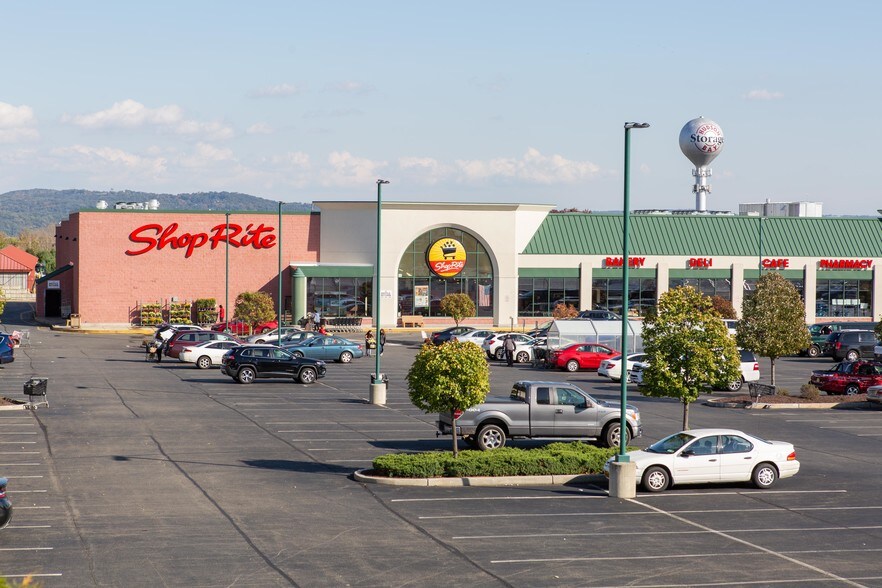 22 Holt Dr, Stony Point, NY à louer - Photo du bâtiment - Image 3 de 7