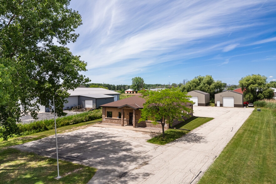 2270 Salscheider Ct, Howard, WI à vendre - Photo du bâtiment - Image 3 de 40