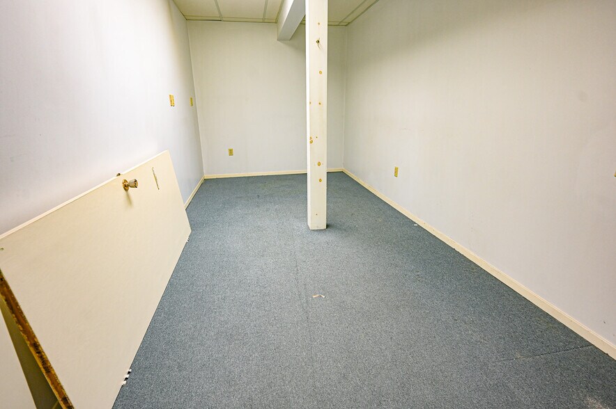 19 Ridout St W, Tillsonburg, ON for lease - Building Photo - Image 3 of 12