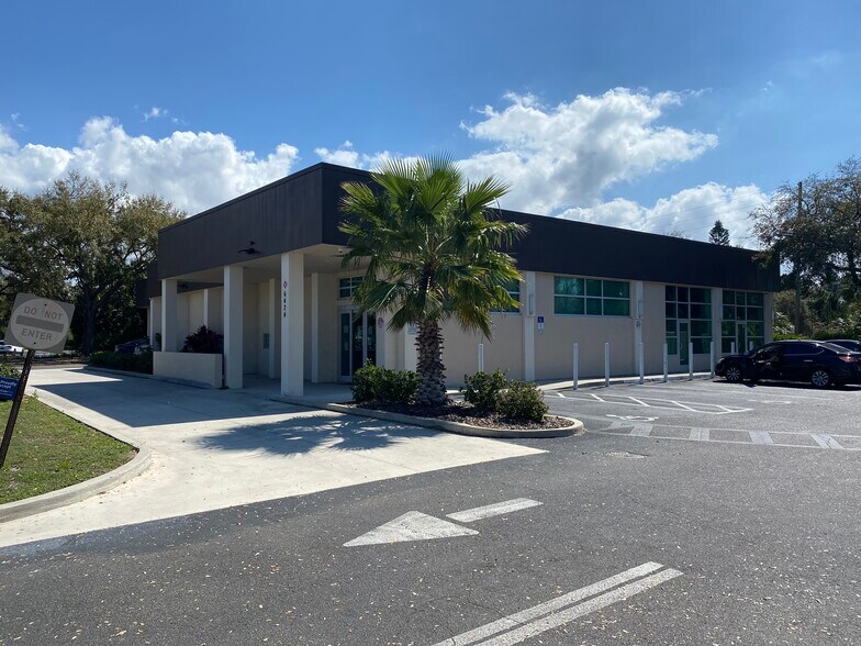 6424 Embassy Blvd, Port Richey, FL à louer - Photo du bâtiment - Image 1 de 5