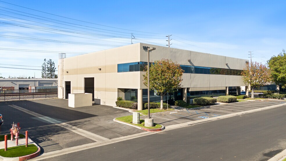 1351 S Lewis St, Anaheim, CA à vendre - Photo du bâtiment - Image 2 de 9