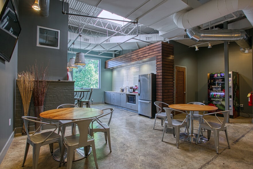 1440 Dutch Valley Pl NE, Atlanta, GA for lease - Interior Photo - Image 3 of 16